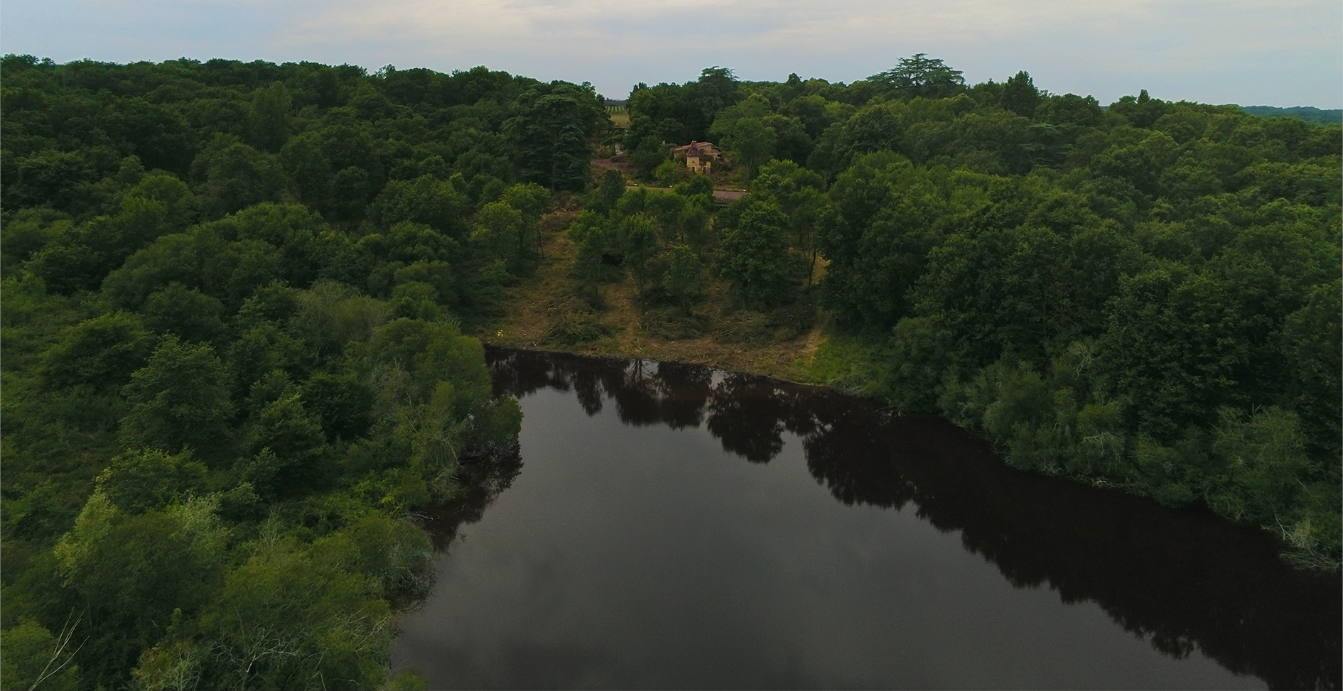 Propriété Forestière d’un seul bloc avec Bâtiments et étangs -POUDENAS