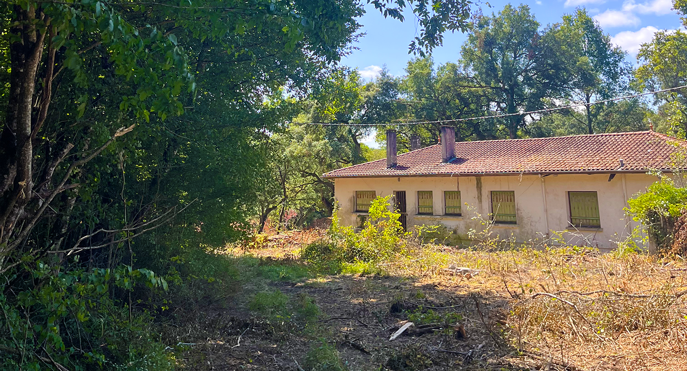 Propriété Forestière d’un seul bloc avec Bâtiments et étangs -POUDENAS